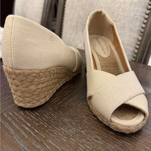 Adrienne Vittadini cream or Natural Beige Wedge heel Size 7.5 M